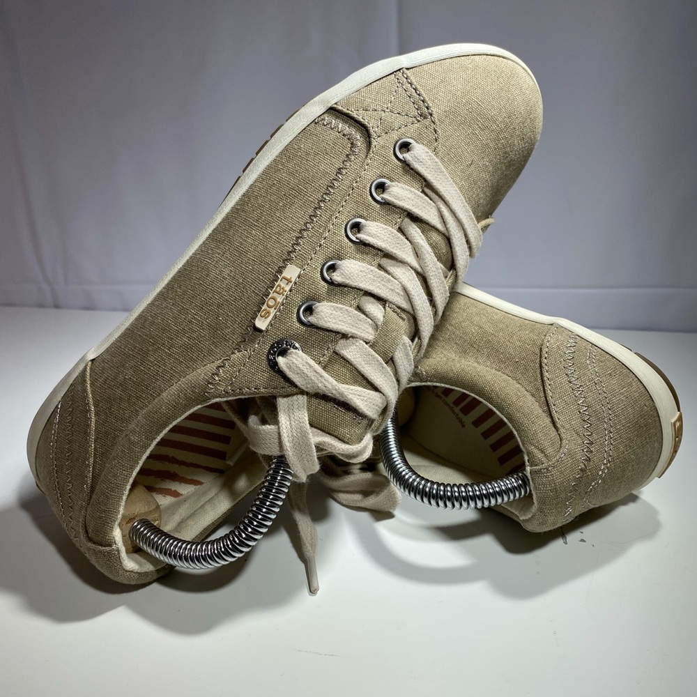 Taos Footwear Star Women's Size 7.5 Shoes Khaki/White Low Top  Casual Shoes.